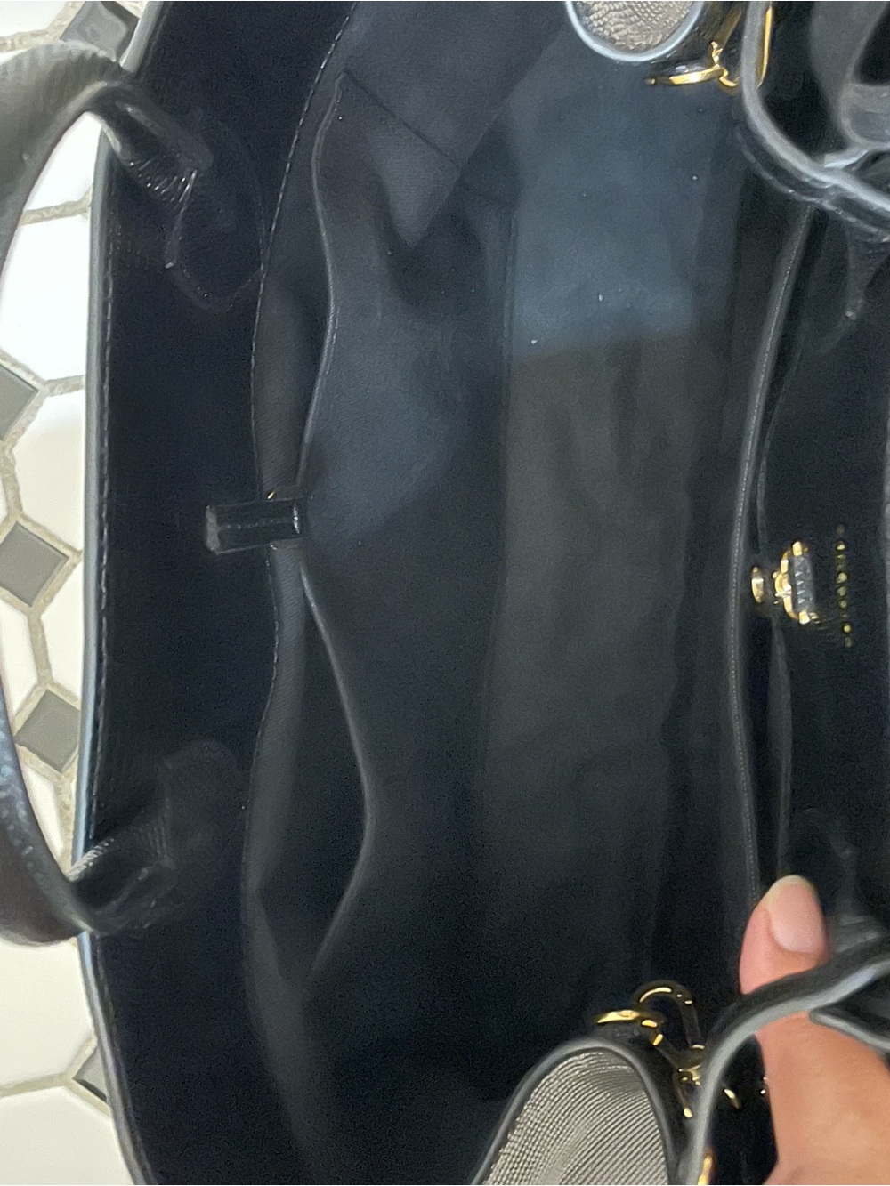 DeMellier 100% Italian Cowhide Lizard Embossed Black Hudson Tote Bag - Picture 12 of 15